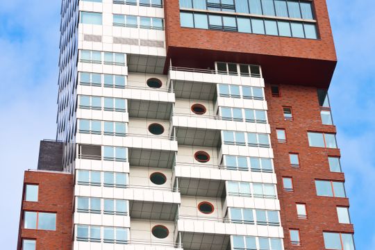 Edificios con ventanas redondas 